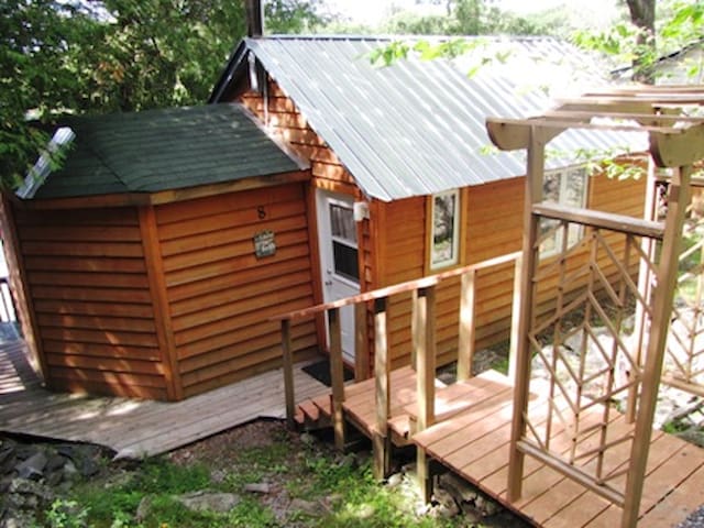 Cottage #8 - Waterfront - Springwood Cottages