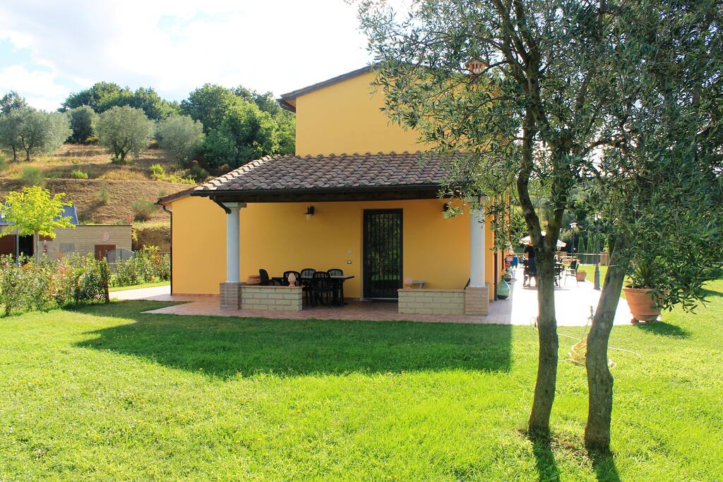 L'entrata di un appartamento con vista sul giardino