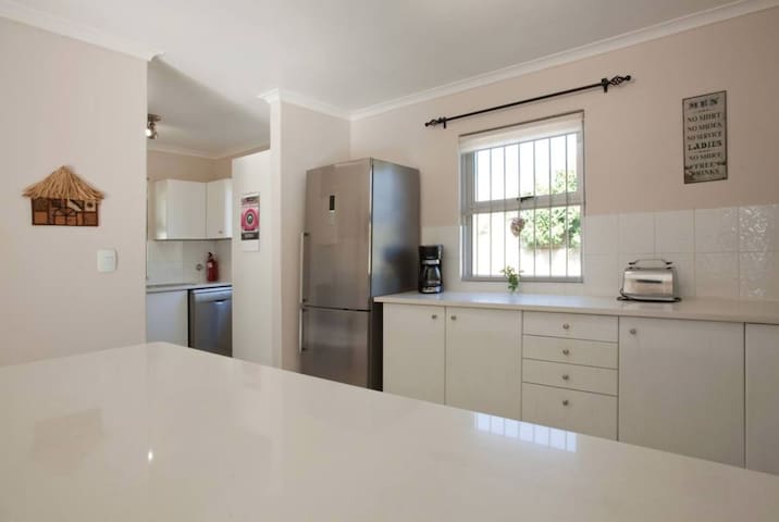 Beautiful holiday house in West Beach gallery image 3