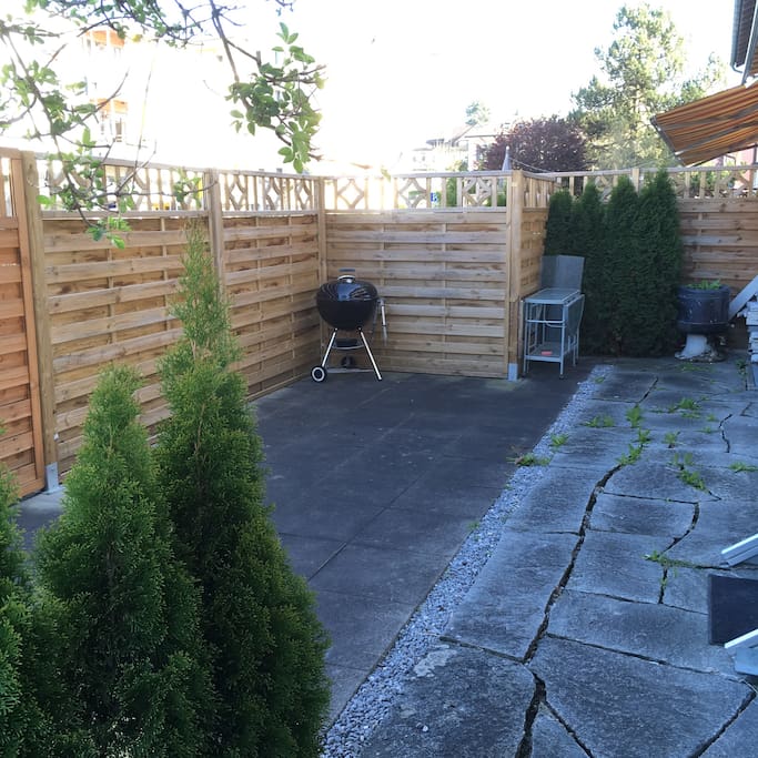 Unsere Garten-Terrasse. Bei sonnigem Wetter ist es hier schön zum draussen verweilen.