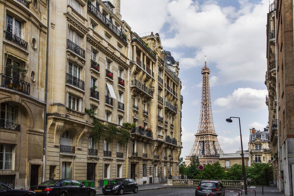 Rue des Camoëns at 100 meters from the flat