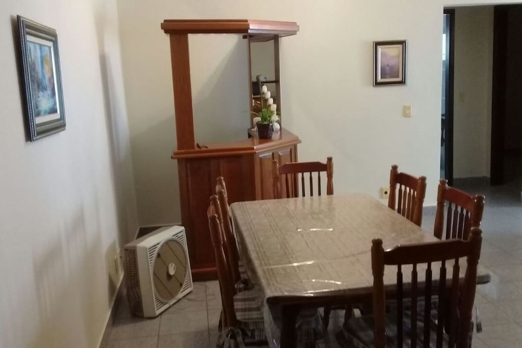 Sala de Jantar (6 pessoas).