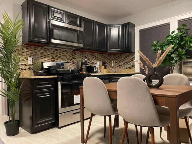 NYC Spacious 3BR • LGA/ JFK • 15 Mins To City gallery image 2