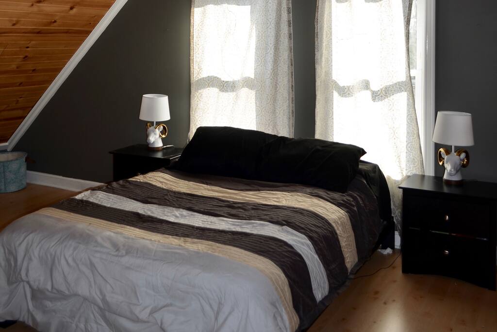 Private bedroom with Queen bed