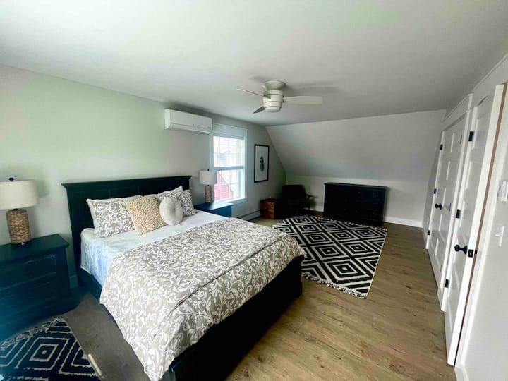 Საძინებელი 2 (ხედი 1) - კომფორტული საწოლი 50"-იანი ტელევიზორით, კონდიციონერითა და ჭერის ვენტილატორით.