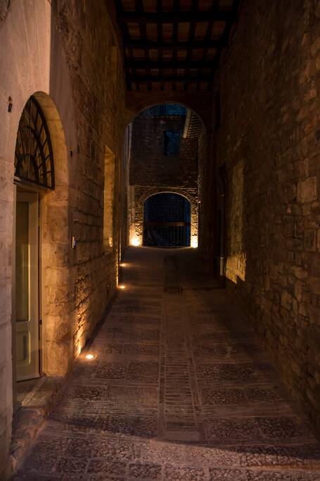 il nostro vicolo illuminato Residenza la corte Assisi