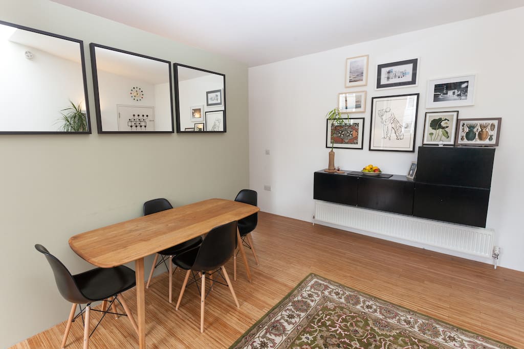 Living area / dining table