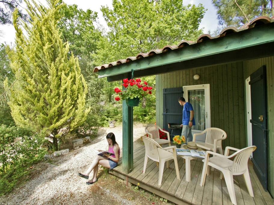 Le chalet, sa petite terrasse privative et son barbecue