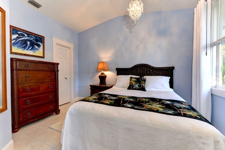 Romantic petite chandelier juu ya kitanda cha malkia 