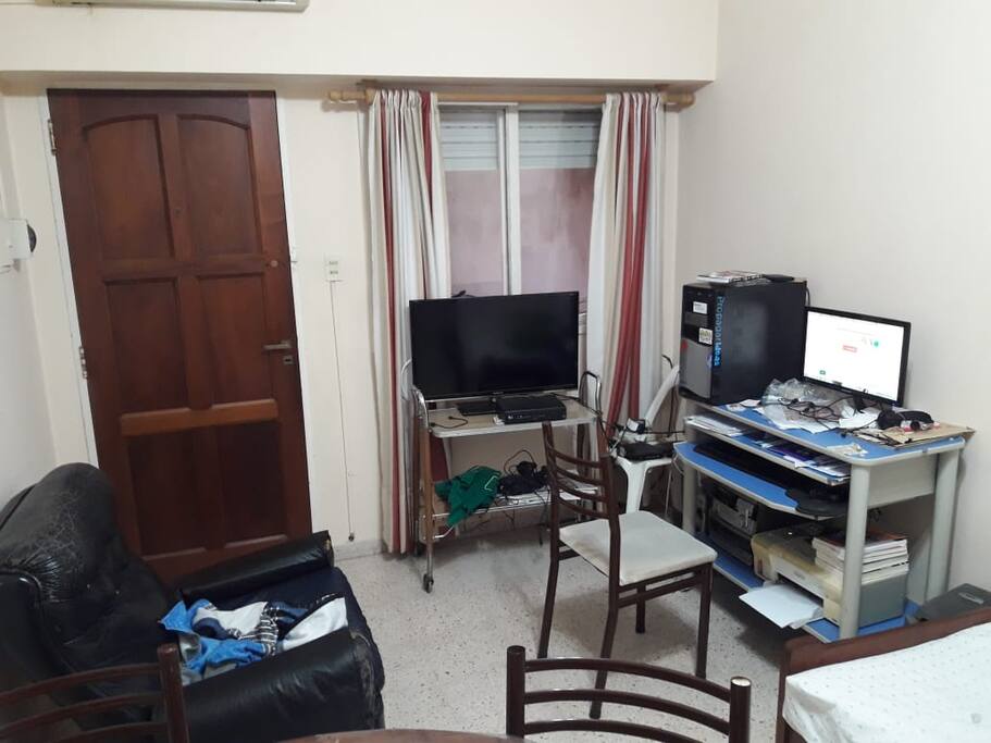 Living con sillones y TV compartido con dueño