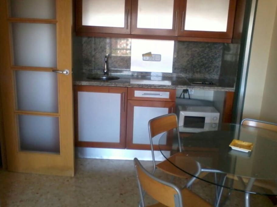Cocina y salón/kitchen and living room