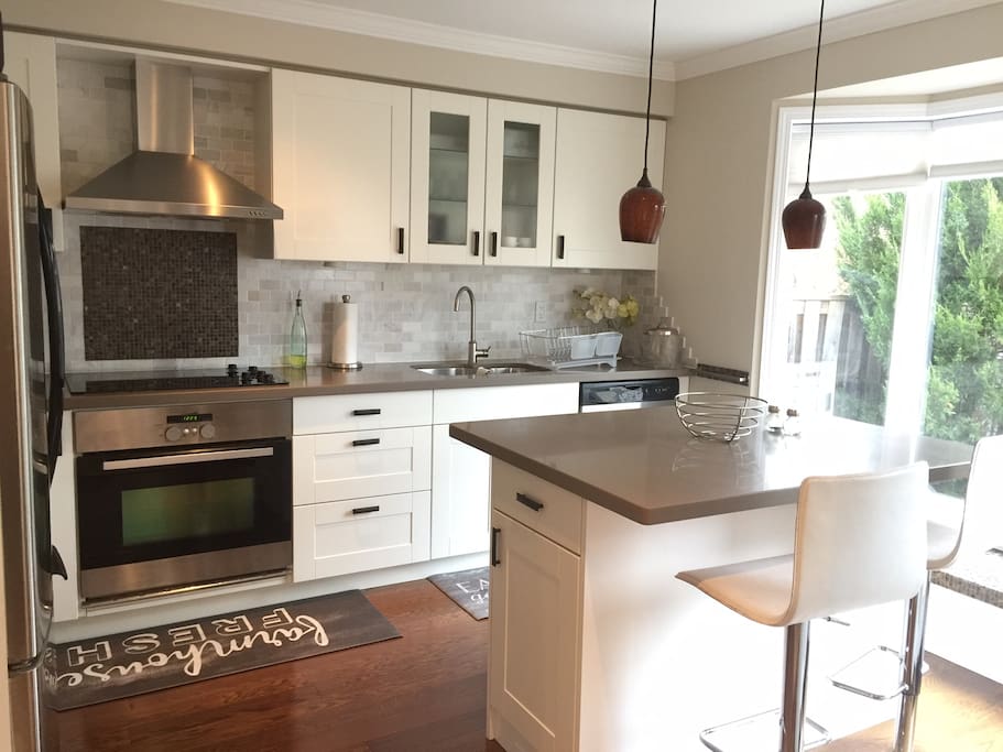Upgraded brand new Kitchen has all the kitchen supplies you need!!