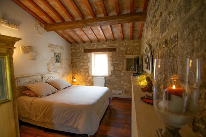 160 x 200 bed, memory foam mattresses, reversible air conditioning