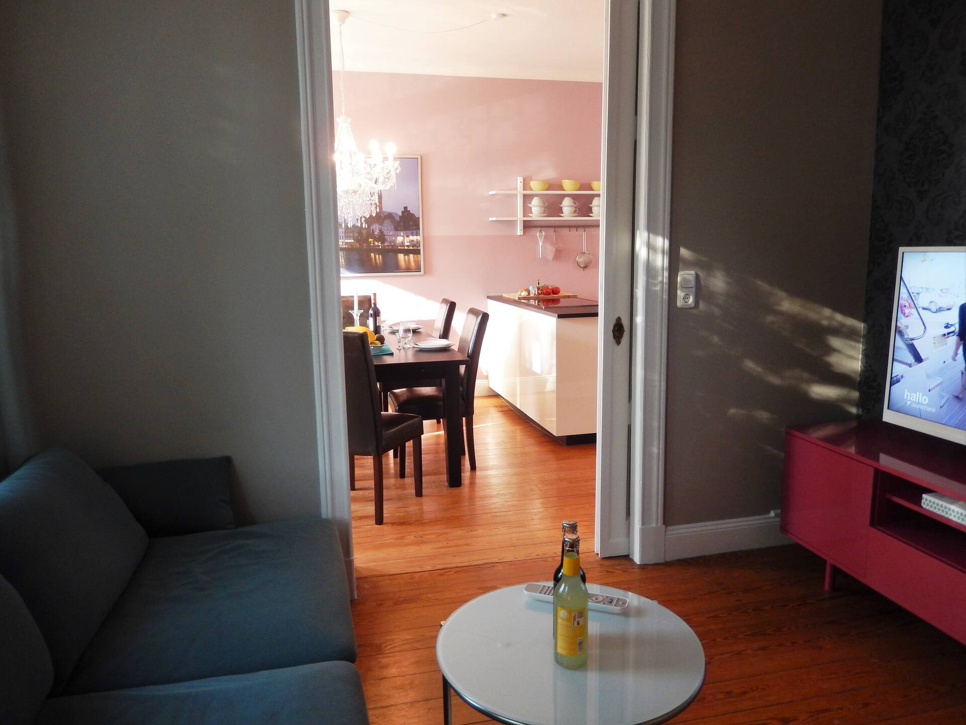 extravagant old building ground floor. 80 m² center within walking distance