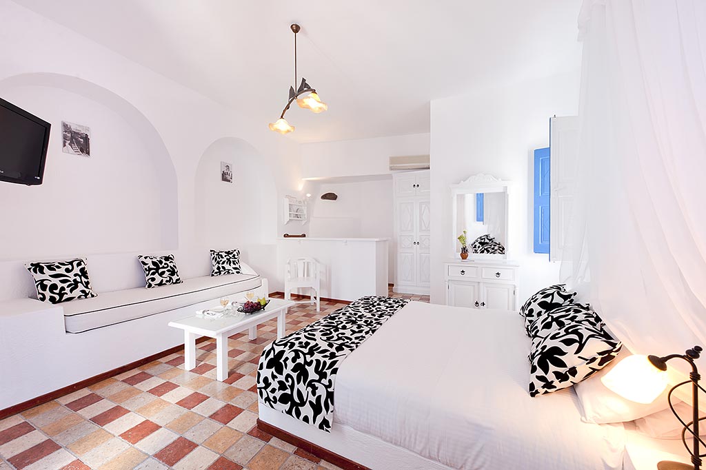 Studio Superior përmban një krevat dopio, një banjë mermeri, një divan/Canapé , kuzhinë të pajisur plotësisht, TV satelitor, telefon, kasafortë, ajër të kondicionuar, një ballkon privat me mobilje në natyrë me pamje nga Skaros (Kështjella), Vullkani, 