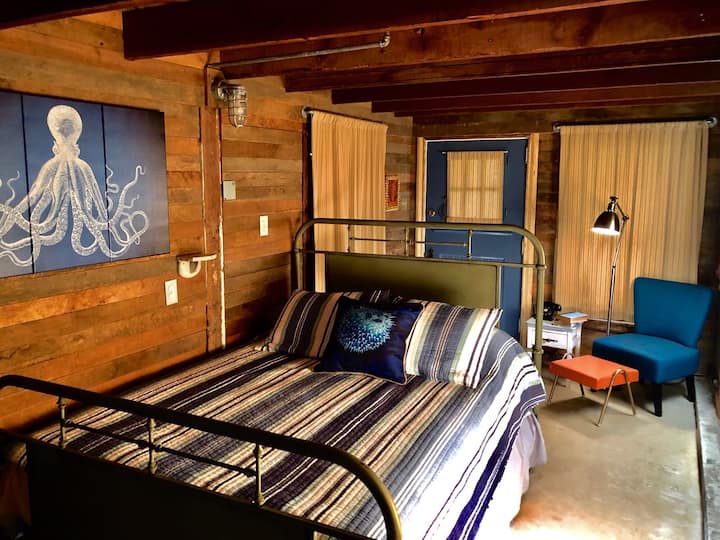 Това е следващата отделна спалня, която се намира на долния етаж. Искахме да направим тази стая напомняне за соленото море само на няколко крачки. Това е почти като да си в корема на стар дървен кораб, с изключение на факта, че има 2 големи прозореца, обърнати към тропическата зеленина точно зад него. 