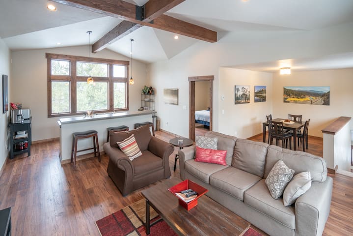 Spacious Wooded Mountain Retreat