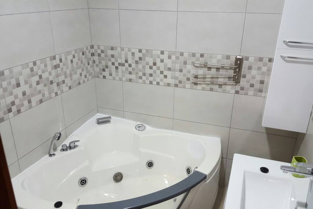 Luxuious bathroom with jacuzzy bathtubr