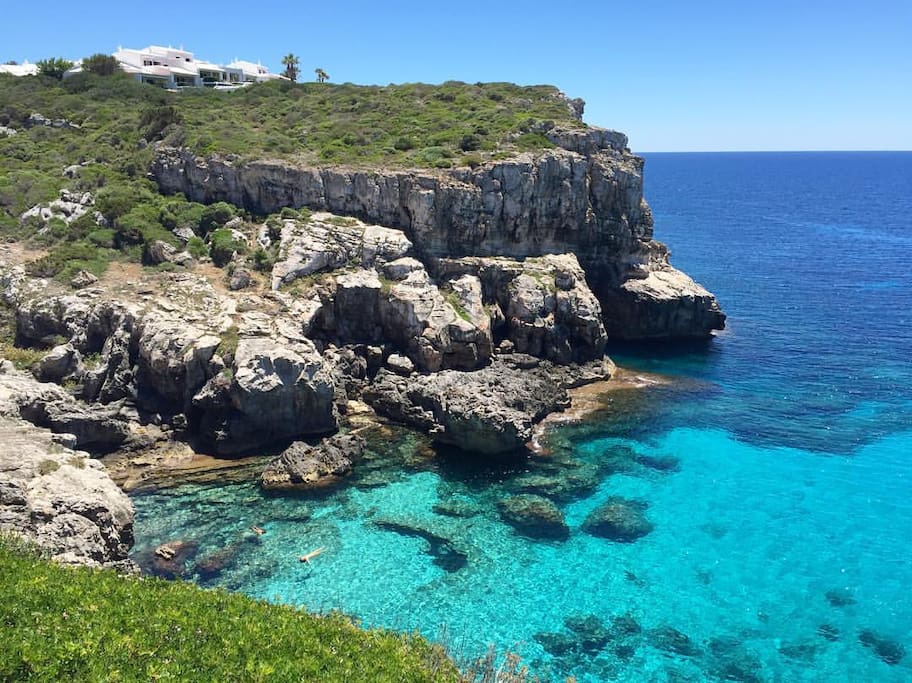 Vista de la cala s'olivarda desde el jardin