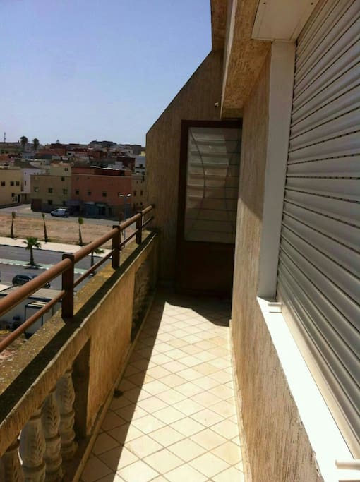 Une vue panoramique du premier balcon sur l'avenue principale de la ville d'azemour