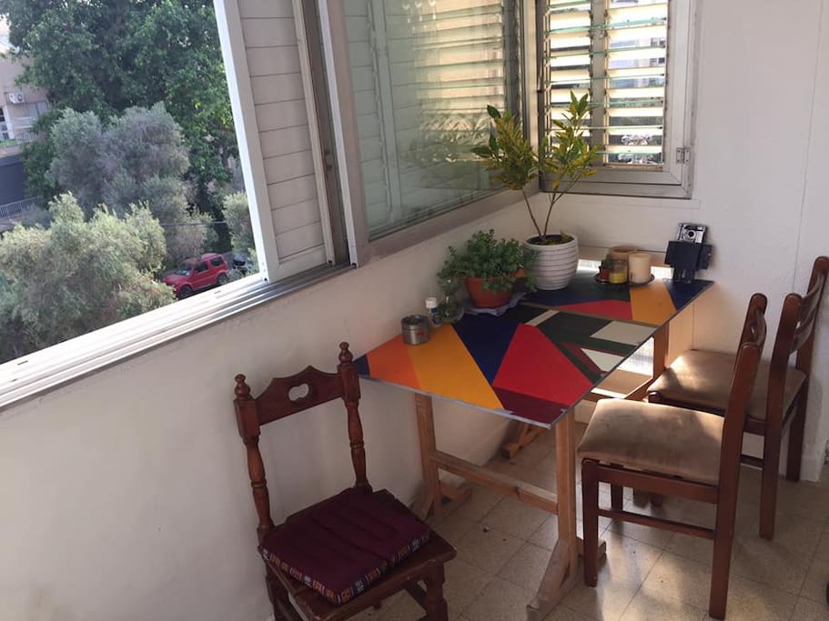 half balcony-half room. with a view to the most beautiful Avenue in the city.