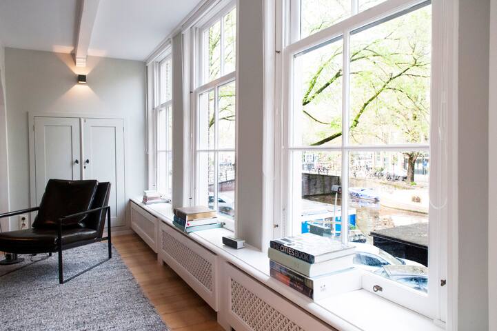 Canal house apartment in famous Jordaan district gallery image 4