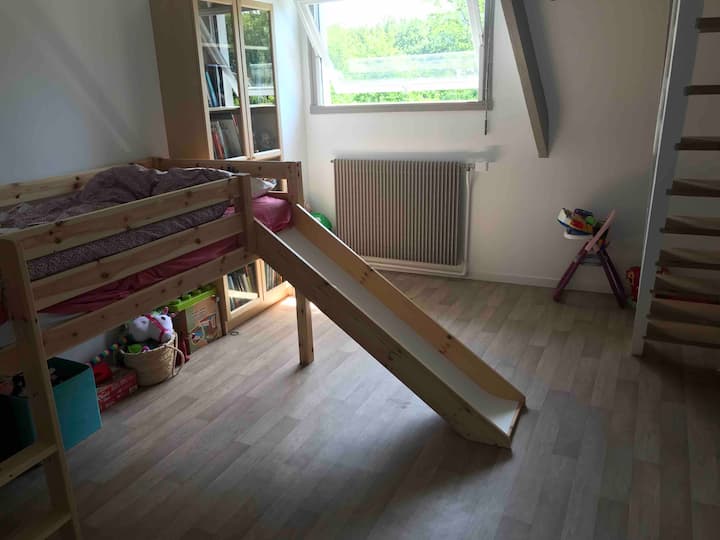 Chumba cha kulala cha watoto kilicho na ngazi za mezzanine 