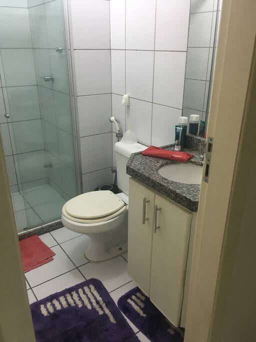 Private bathroom (banheiro privativo);