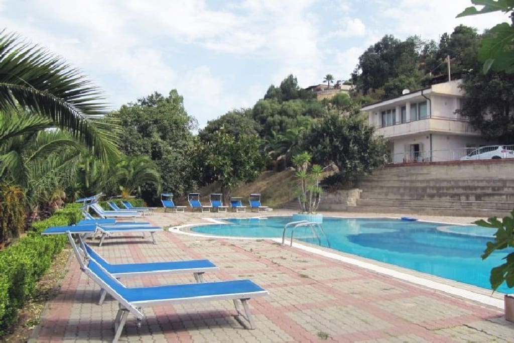 Liegen am Pool