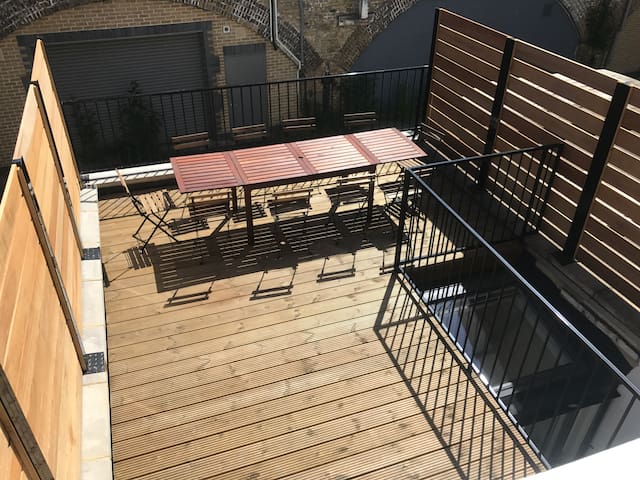 LOADS OF OUTSIDE SPACE IN CENTRAL LONDON.