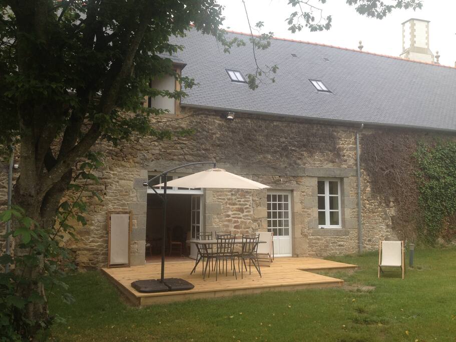 Terrasse dans grand jardin privé