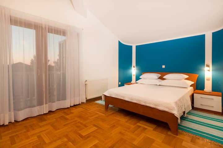 49英寸4K智能电视、空调、标准双人床， 100%天然乳胶床垫