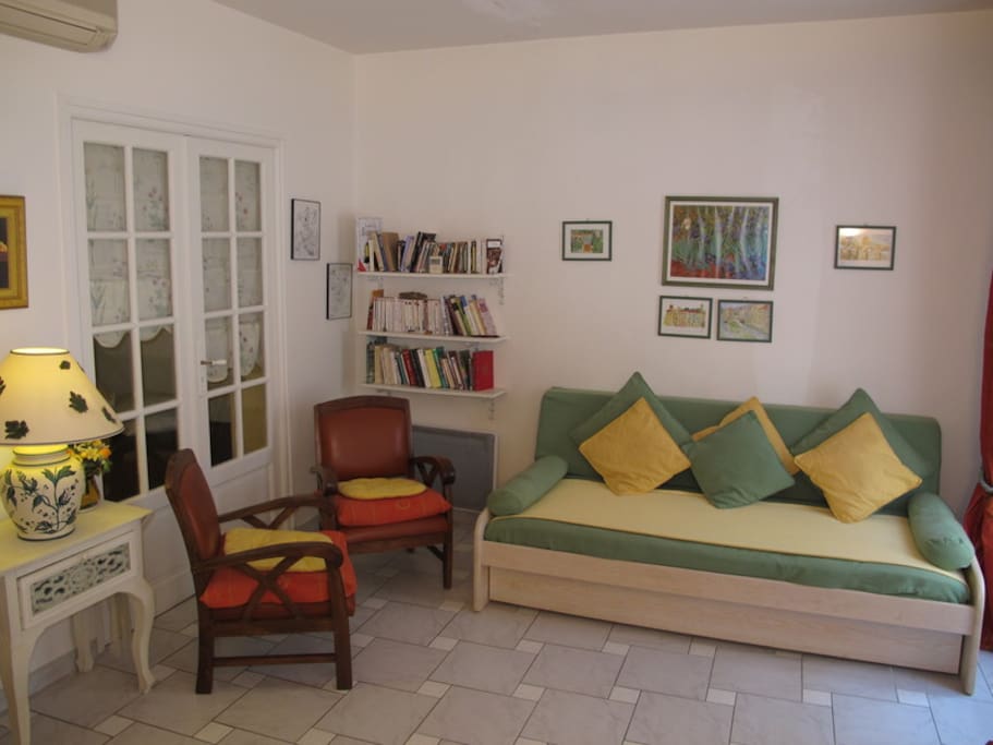 dining room with sofa-bed and conditioning