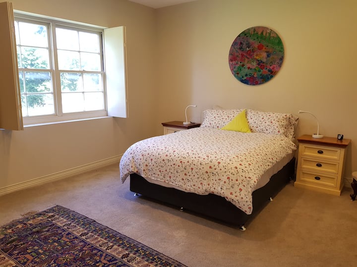 1st bedroom with Queen bed and walk in robe