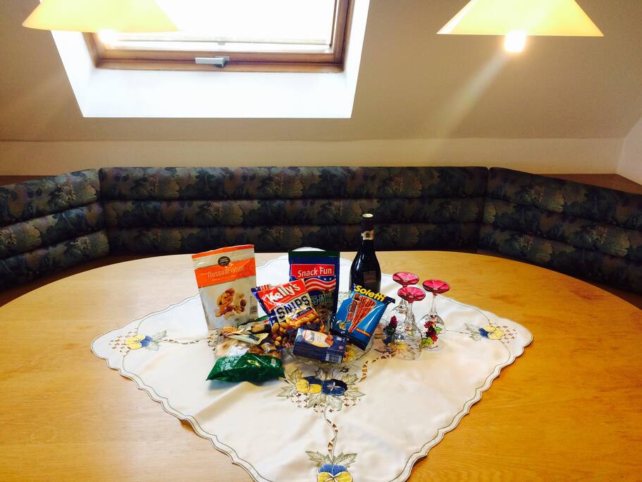 Dinner table with Graz WELCOME presents