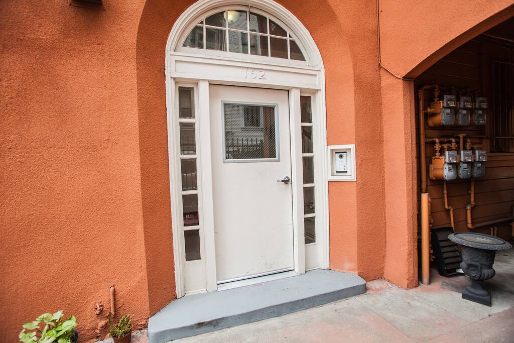 Front Entrance to our Cozy Studio Apt