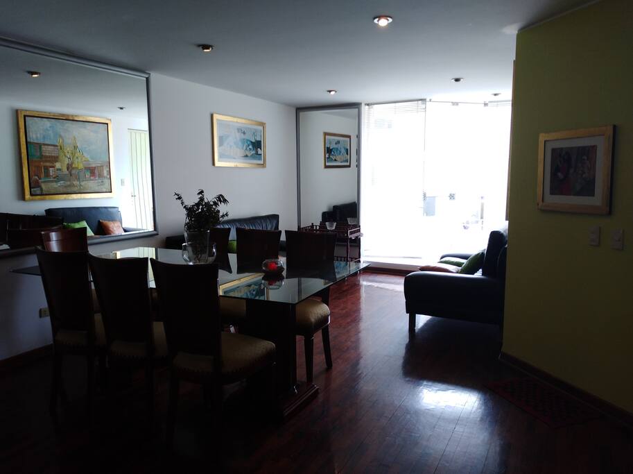 Living-room, con obras pictóricas.
