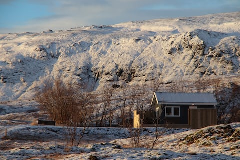 位于Hveragerði的舒适小屋，配备热水浴缸