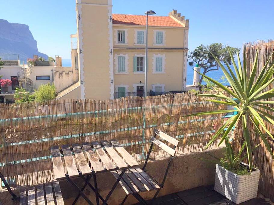 Terrasse et sa vu sur le phare de Cassis.