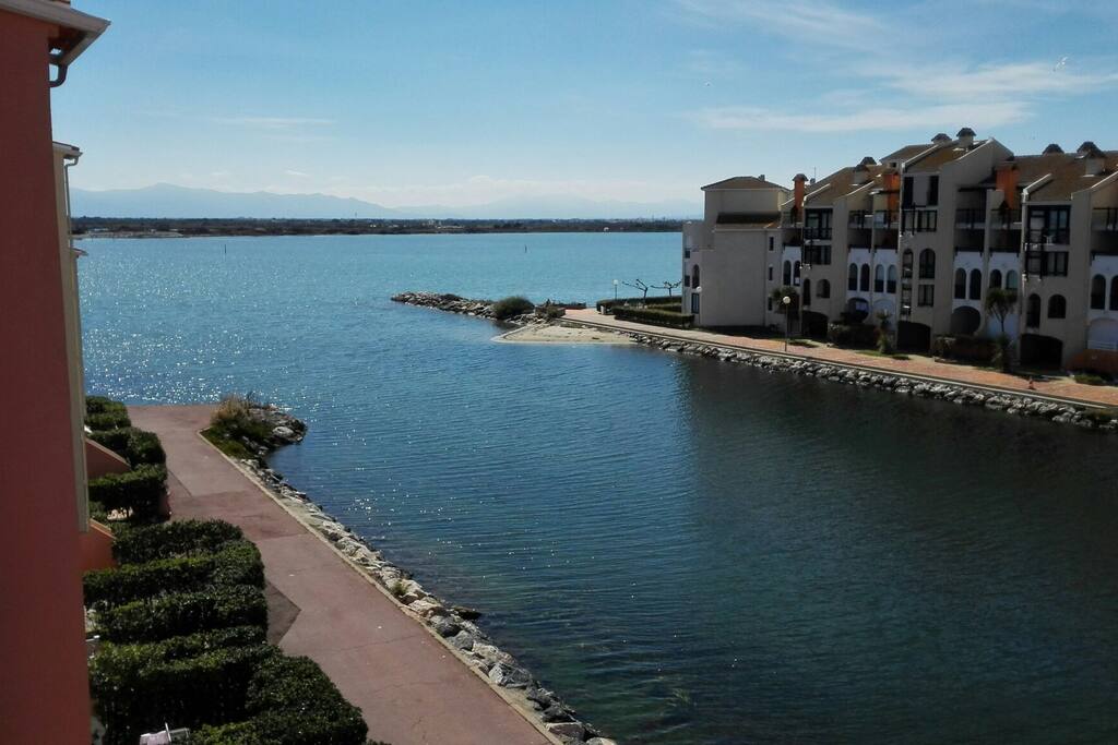 Vue sur le lac depuis la terrasse