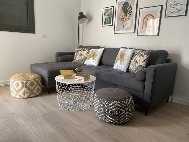 Modern apartment, rooftop pool, 2 mins from beach