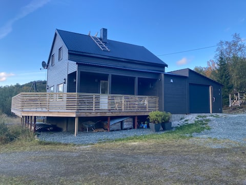 Cabin with Sauna, Fireplace, and Aurora Views.
