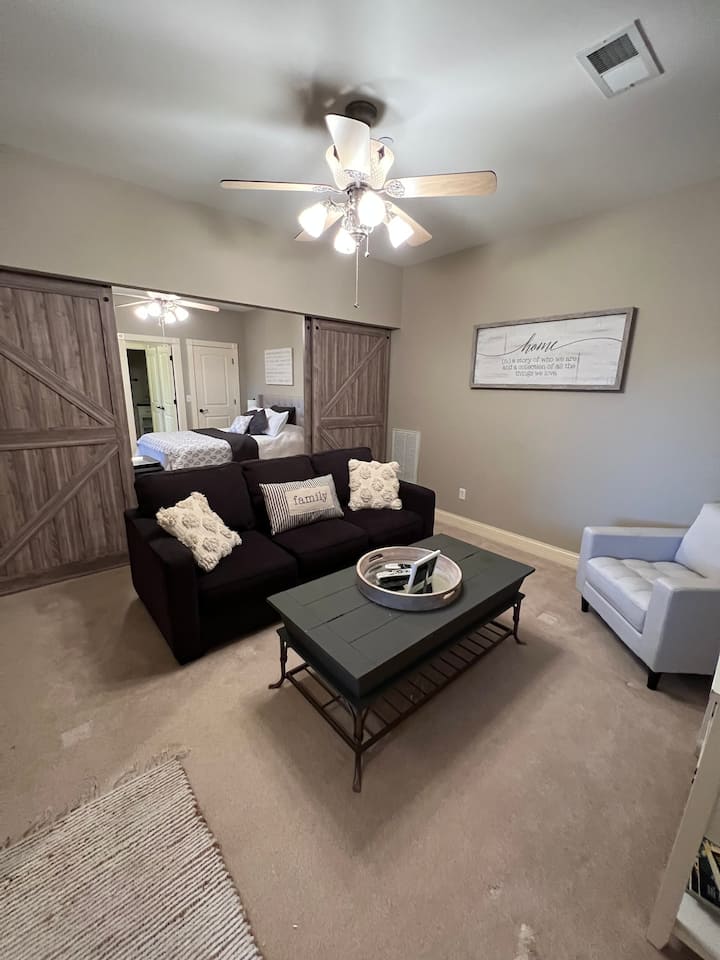 พื้นที่นั่งเล่นที่ 2 มีประตูโรงนานำไปสู่ห้องนอน ประตูสามารถปิดได้เพื่อความเป็นส่วนตัวระหว่างห้อง