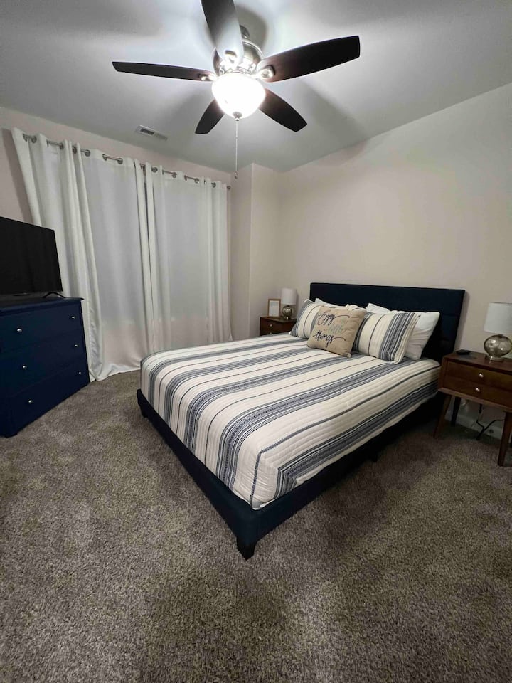 “Habitación azul” con cama tamaño queen, televisor de 43 pulgadas y vestidor