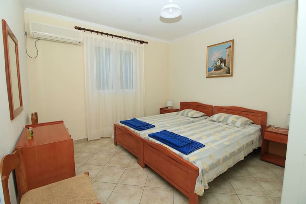 The house has two (2) bedrooms that can accomodate four (4) persons.
La casa ha due (2) camere da letto che può ospitare quattro (4) persone.