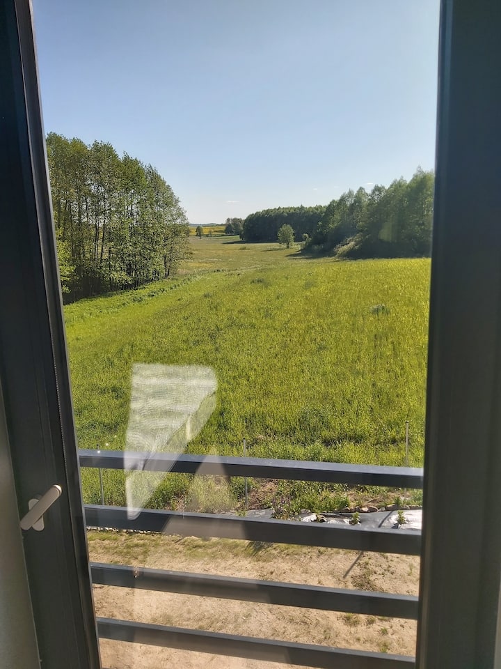 Pogled iz spavaće sobe pod crvenim kravatama