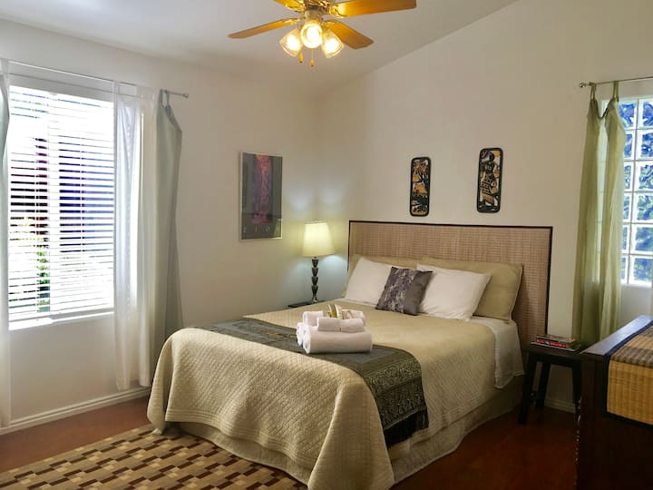 La camera da letto principale con letto matrimoniale è collegata  al bagno.