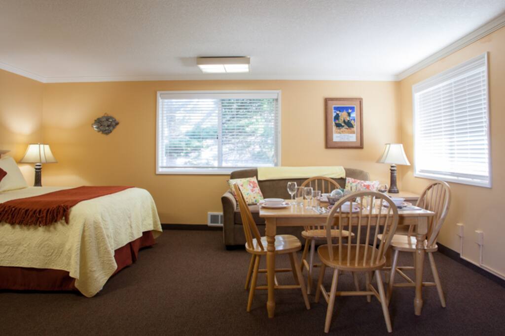 Living room/ dining room /Queen bed