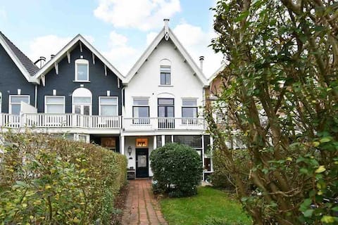 Luxe family home close to The Hague (free parking)