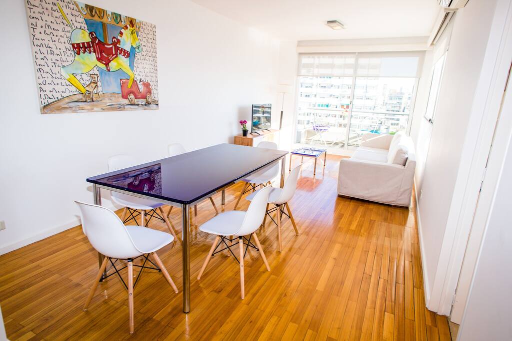 Vista de comedor y living .